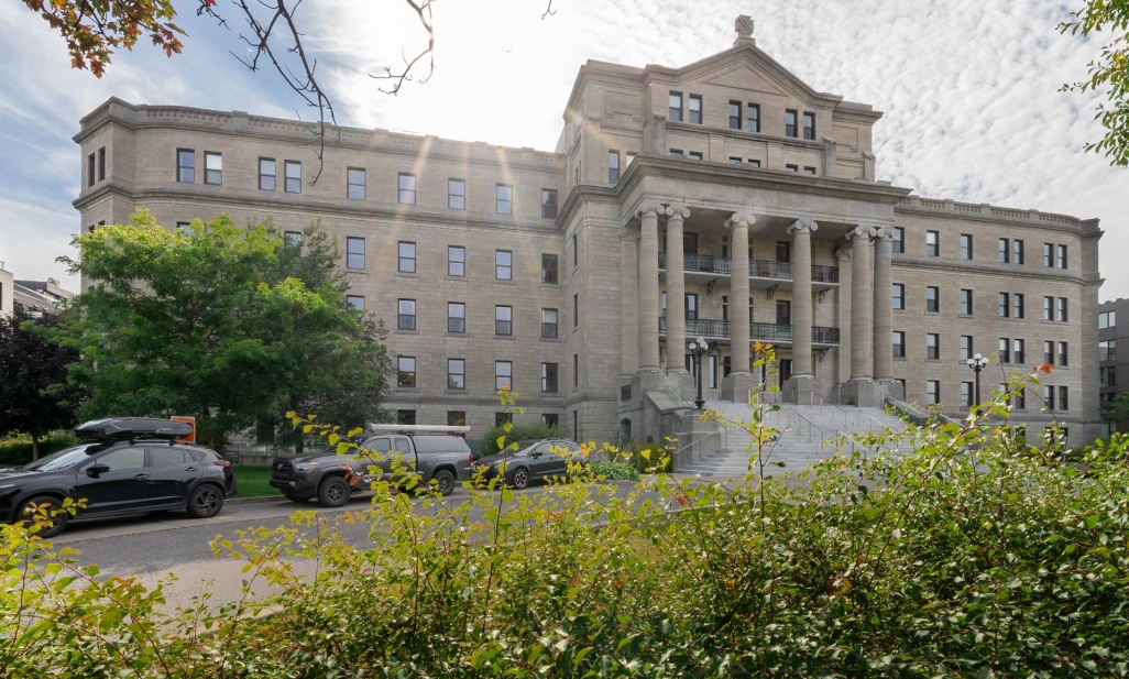 Propriété à Montréal (Villeray/Saint-Michel/Parc-Extension) | 7400 Boul. St-Laurent, app. 206, Montréal (Villeray/Saint-Michel/Parc-Extension)